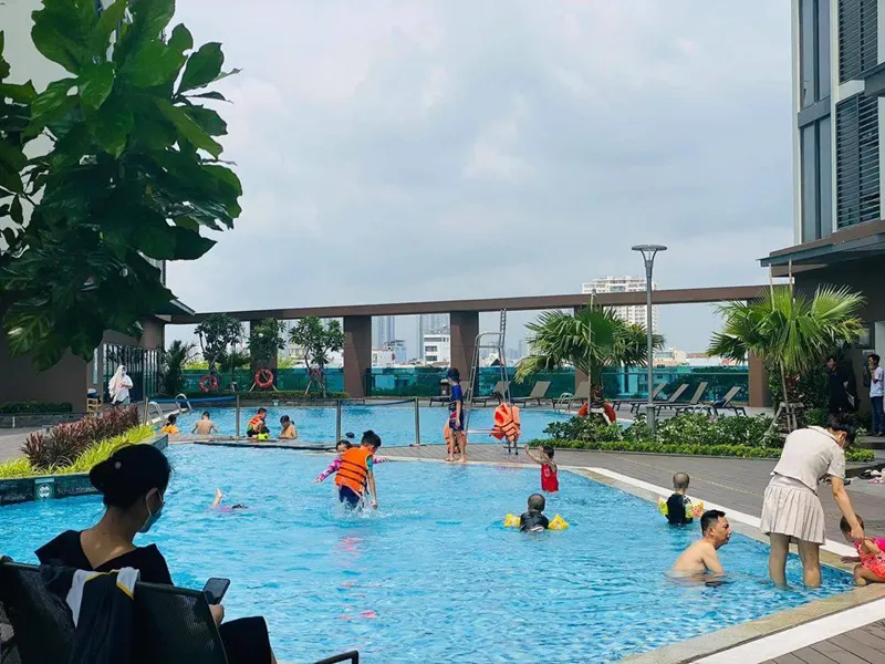 Hồ bơi tràn bờ hiện đại trong nội khu Eco Green Sài Gòn